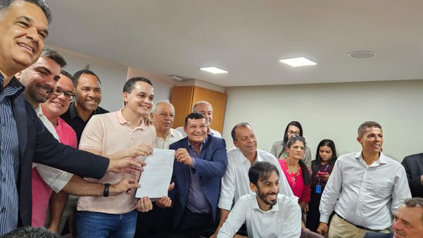 Clima pré-eleitoral marcou assinatura de projeto que reajusta salário dos servidores de Vitória nesta terça-feira (25)
