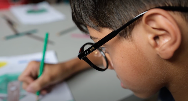 Exclusiva da Óticas Diniz, a ONO Brasil nasceu com o propósito de ajudar crianças e jovens em vulnerabilidade social a terem acesso a óculos de qualidade por ONO Brasil/Divulgação