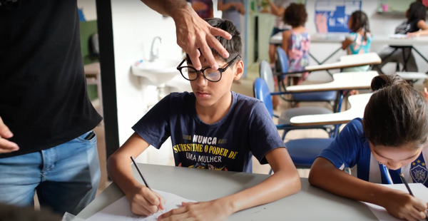 Exclusiva da Óticas Diniz, a ONO Brasil nasceu com o propósito de ajudar crianças e jovens em vulnerabilidade social a terem acesso a óculos de qualidade por ONO Brasil/Divulgação