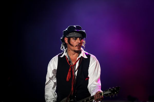 O ator e guitarrista da banda Hollyhood Vampires, Johnny Depp