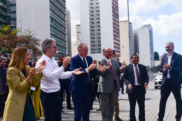 Autoridades e empresários presentes durante a primeira carga de lítio é exportada pelo Porto de Vitória