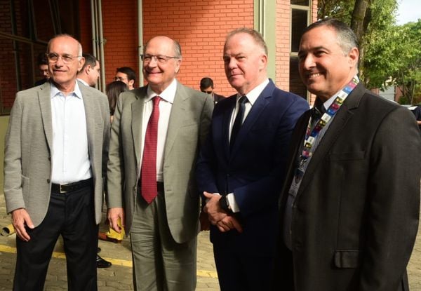 Da esquerda para a direita: Abdo Chequer, diretor de jornalismo da Rede Gazeta; Geraldo Alckmin, vice-presidente da república; Renato Casagrande, governador do Espírito Santo; Café Lindenberg, presidente da Rede Gazeta por Ricardo Medeiros