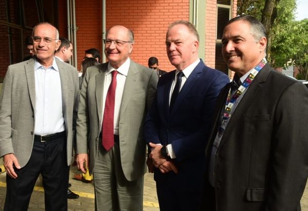 Da esquerda para a direita: Abdo Chequer, diretor de jornalismo da Rede Gazeta; Geraldo Alckmin, vice-presidente da república; Renato Casagrande, governador do Espírito Santo; Café Lindenberg, presidente da Rede Gazeta por Ricardo Medeiros