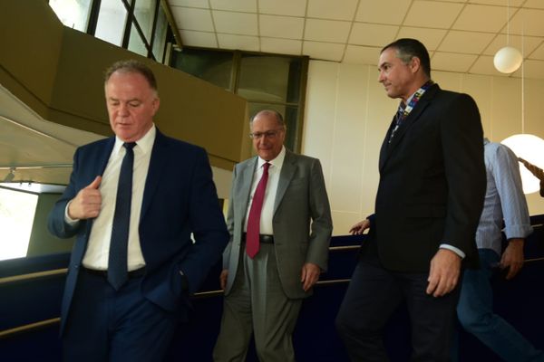 Governador do Espírito Santo, Renato Casagrande à frente, seguido pelo vice-presidente da república, Geraldo Alckmin, e o presidente da Rede Gazeta, Café Lindenberg por Ricardo Medeiros