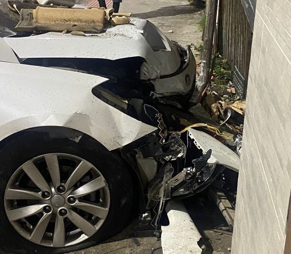 Motorista embriagada bateu em muro de casa na Serra