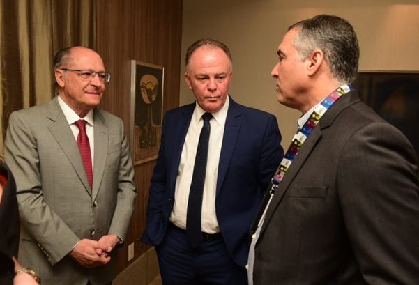 O vice-presidente Geraldo Alckmin em conversa com governador Renato Casagrande e o presidente da Rede Gazeta, Café Lindenberg por Ricardo Medeiros