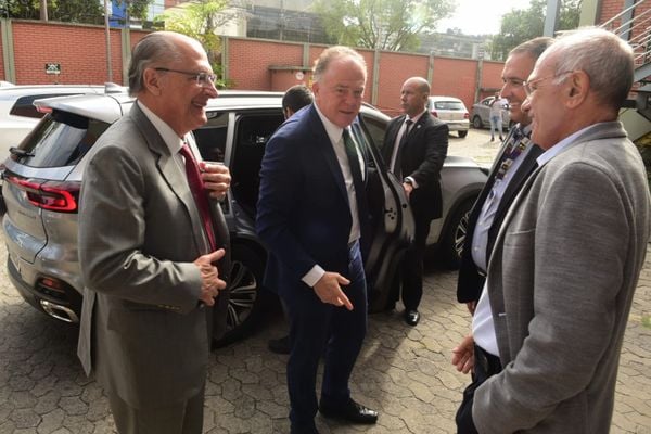 vice-presidente Geraldo Alckmin e o governador Renato Casagrande em visita à sede da Rede Gazeta; à direita, os executivos da Rede Gazeta Abdo Chequer, diretor de jornalismo, e  Café Lindemberg, presidente por Ricardo Medeiros