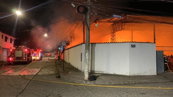 Fogo atinge galpão do bairro Consolação, em Vitória por Eduardo Dias