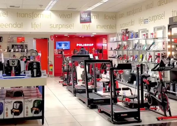 Interior de loja da Polishop