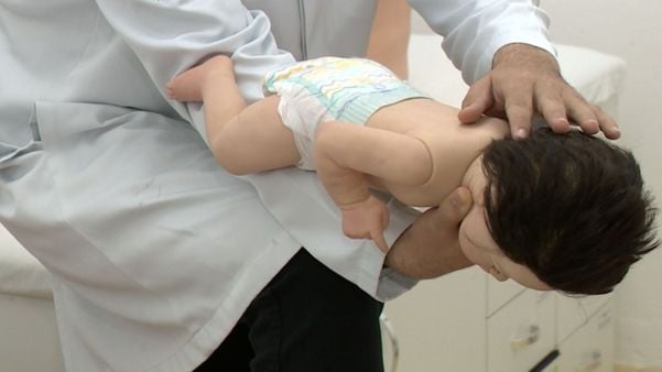 Médico ensina manobras para casos de engasgo com bebês
