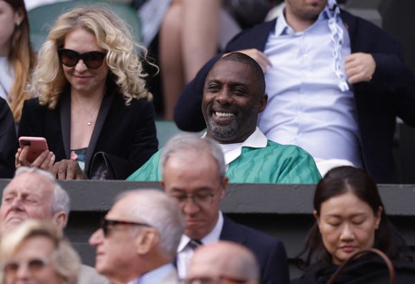 O ator Idris Elba assistindo a uma partida de tênis durante o torneio de Wimbledon
