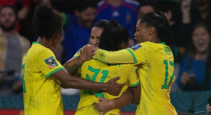 Enquanto outros países investem maciçamente no futebol feminino e fornecem condições mais favoráveis para o crescimento das jovens talentosas, o Brasil pode estar ficando para trás nesse aspecto crucial
