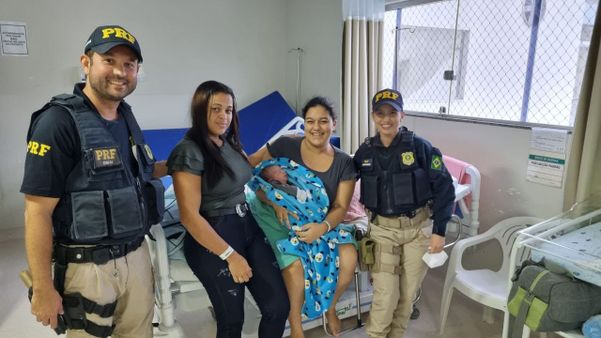 Agentes da Polícia Rodoviária Federal (PRF) auxiliaram no parto de mulher em Linhares, na manhã deste domingo (30)