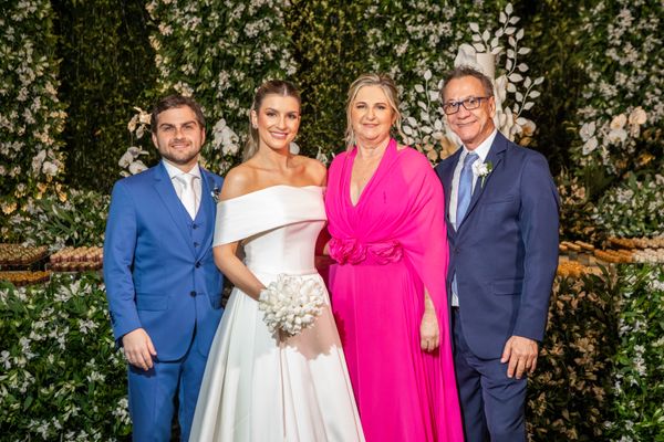   André Mannato e Lorena Cardoso e os pais da noiva Luiz Francisco Cardoso e  Marly Luzia Marconsini Cardoso