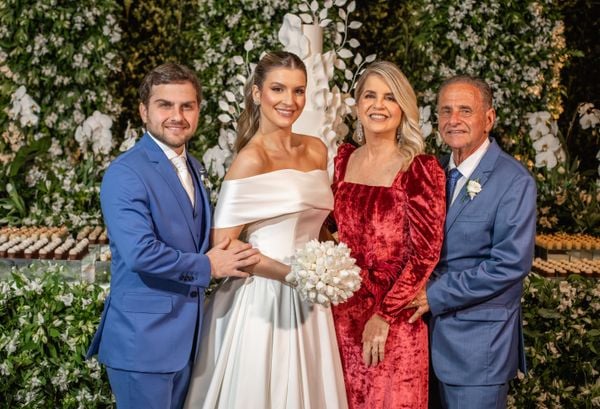  André Mannato e Lorena Cardoso e os pais do noivo Soraya e Carlos Manato