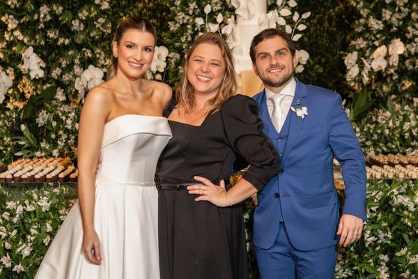A cerimonialista Vivi Mello e os noivos André Mannato e Lorena Cardoso