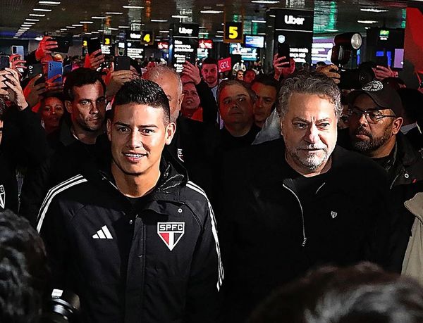 James Rodríguez foi ovacionado por diversos torcedores ao chegar em São Paulo
