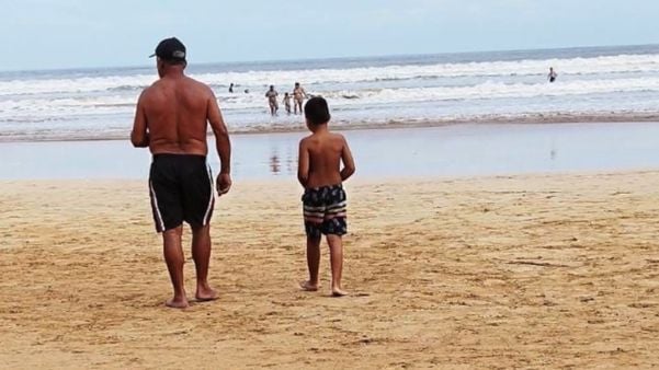 Paulo Antonio dos Santos e o neto, de sete anos