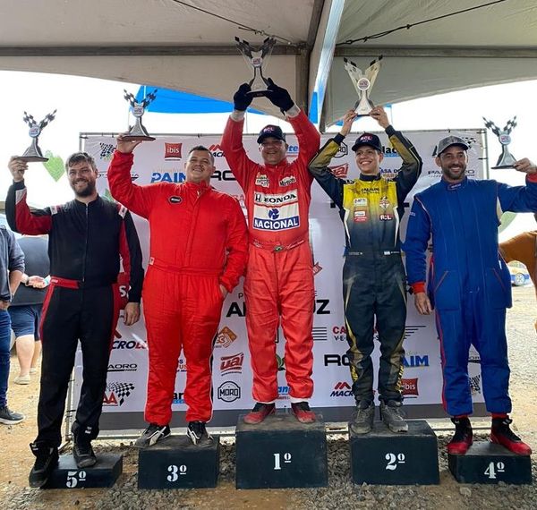 Pilotos comemoram o resultado do fim de semana em Aracruz