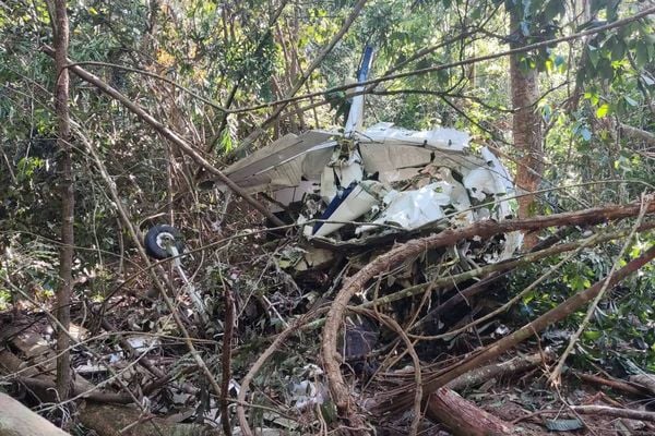 Segundo o Corpo de Bombeiros de Rondônia, os destroços da aeronave foram encontrados na manhã deste domingo (30) em uma área de mata fechada 
