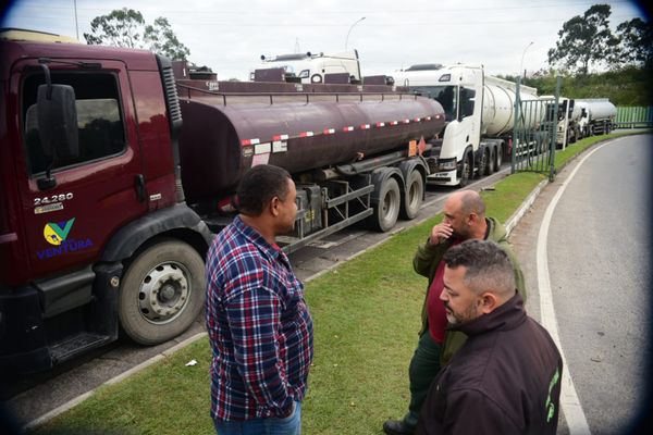 Tanqueiros iniciam greve e paralisam transporte de combustível no Espírito Santo por Ricardo Medeiros