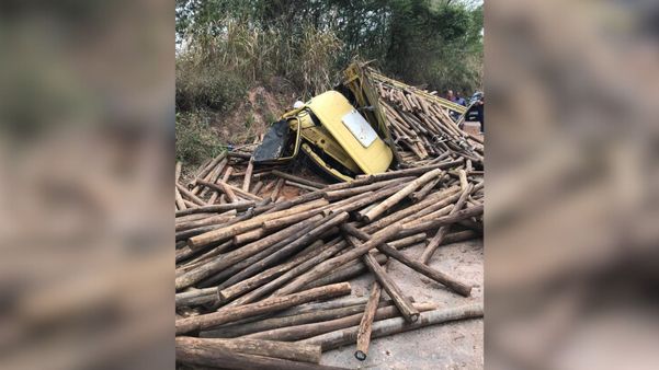 Toras de madeira caíram na estrada após acidente em Itarana