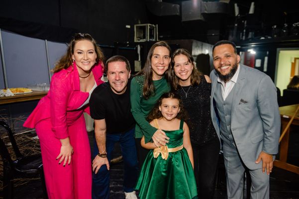 Cantor Pedro Mariano e o maestro Tiago Padim com as familias