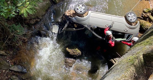 Carro cai de ponte e motorista morre em Alfredo Chaves  