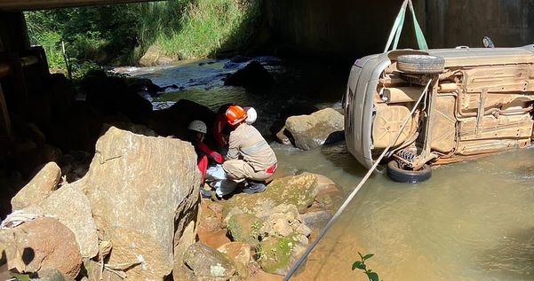 Carro cai de ponte e motorista morre em Alfredo Chaves 