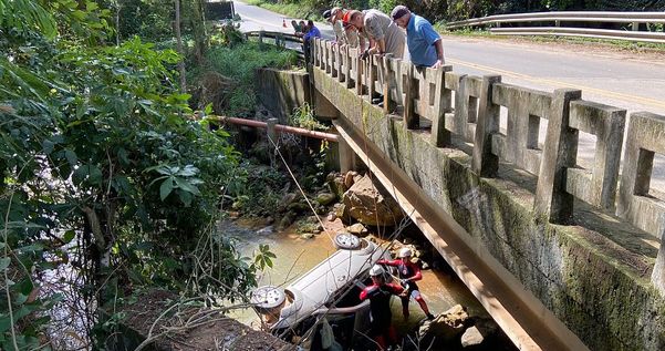 Carro cai de ponte e motorista morre em Alfredo Chaves 