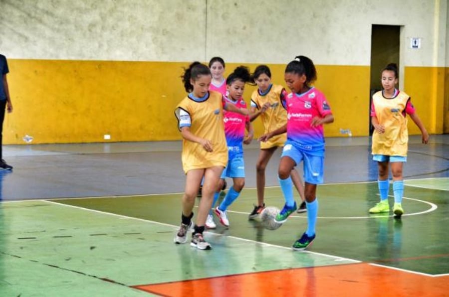 Evento realizado na UFES abre as quadras para jovens garotas que buscam diversão e engajamento com o esporte feminino