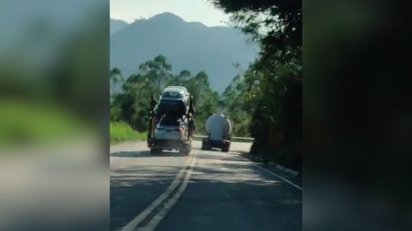 Caminhão-cegonha invade contramão e coloca carros em risco na BR 262 no ES