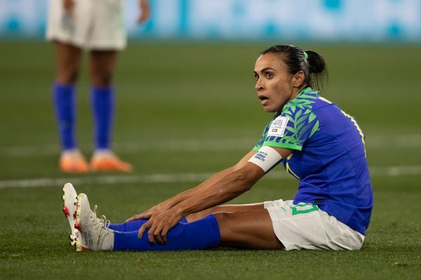 Marta foi titular pela primeira vez na Copa, mas não conseguiu salvar o Brasil da eliminação