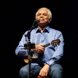 O sambista Paulinho da Viola em apresentação no Vibra, casa de shows de São Paulo, onde abriu sua turnê comemorativa de 80 anos. 