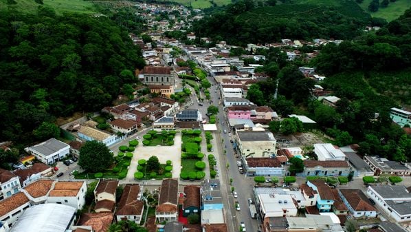 Mulher disse que o suspeito ainda cuspiu no rosto de uma filha dela; caso ocorreu na tarde da última terça-feira (12)