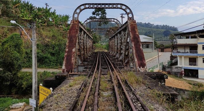Linha férrea sai da Grande Vitória, passa pela Região Serrana e segue em direção ao Sul do Estado, cortando 11 municípios; prefeituras buscam soluções