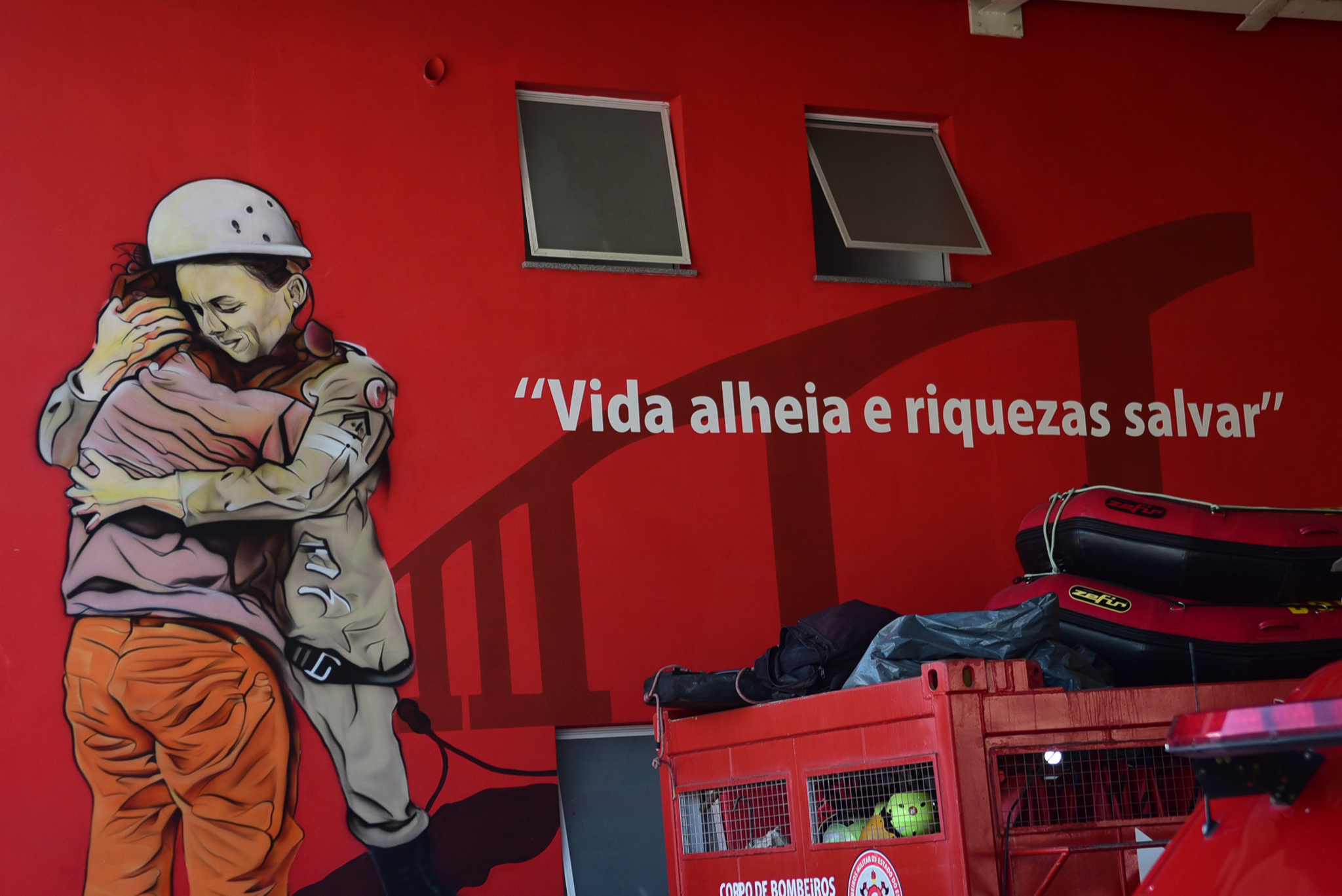 Painel pintado no Quartel do Corpo de Bombeiros, em Vitória, retrata momento de abraço entre cabo e mulher resgatada em uma ocorrência de tentativa de suicídio na Terceira Ponte 