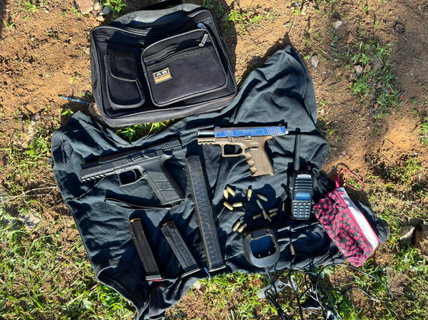 Bolsa com armas e carregador encontrada durante operação em Vitória