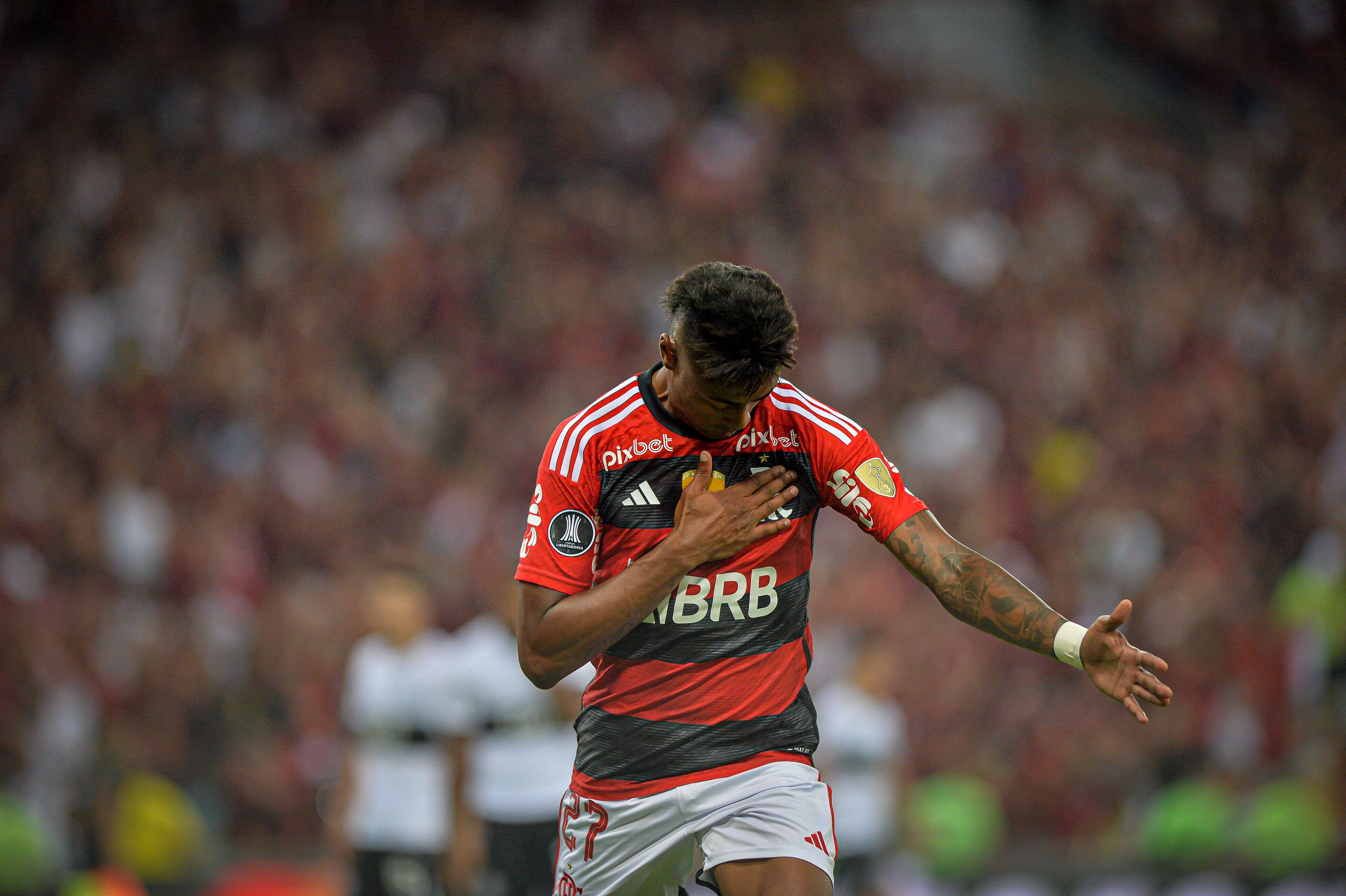 Bruno Henrique chegou ao Flamengo no início de 2019 vindo do Santos e participou, com bastante destaque, das campanhas vitoriosas da Libertadores (2019 e 2022), Brasileiro (2019 e 2020) e Copa do Brasil (2022)