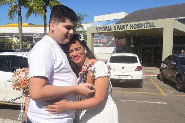 Emoção e lágrimas: casamento aconteceu na capela do Vitória Apart Hospital, na Serra por Ricardo Medeiros