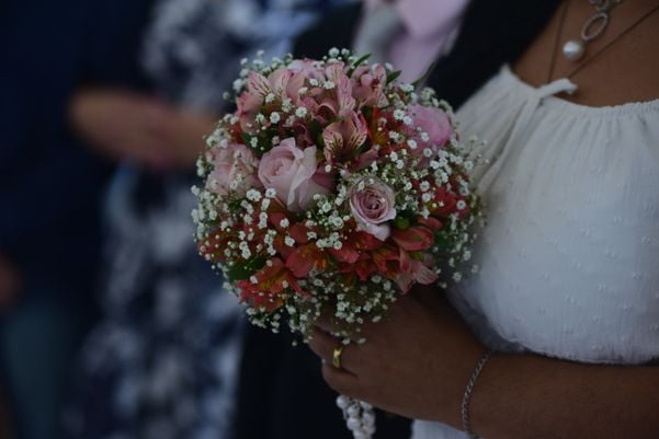 Casal recebeu ajuda de funcionários de hospital para realizar a cerimônia, que teve direito a padre e bolo por Ricardo Medeiros