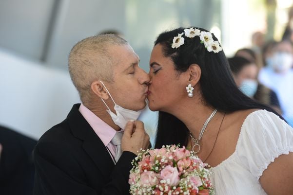 Emoção e lágrimas: casamento aconteceu na capela do Vitória Apart Hospital, na Serra por Ricardo Medeiros