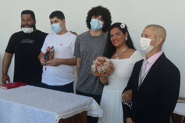 Darcy e Flavia ao lado dos filhos, de 15, 21 e 24 anos por Ricardo Medeiros