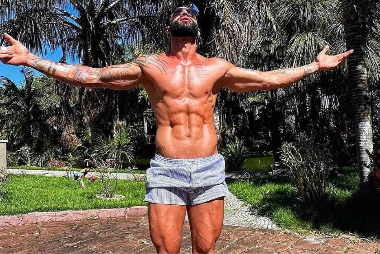 Sertanejo postou clique tomando sol de shorts que teve repercussão nas redes sociais