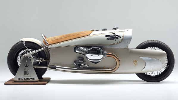 O modelo é assinado pelo customizador Dirk Oehlerking e comemora o aniversário da marca de uma forma impactante