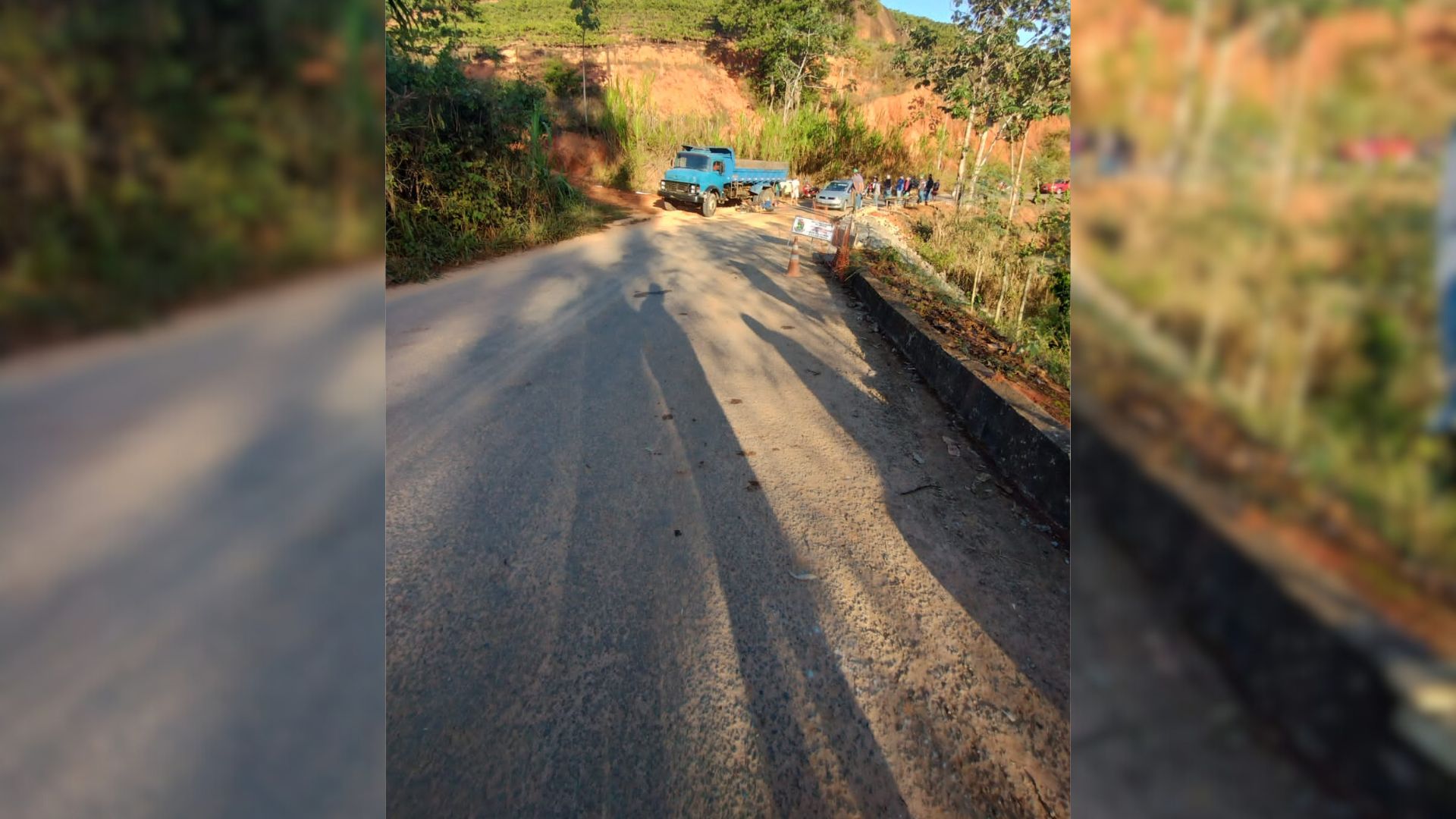 Segundo a PM, a moto invadiu a pista contrária da Rodovia Antônio Armani e colidiu na lateral do caminhão; homem que pilotava a moto morreu no local