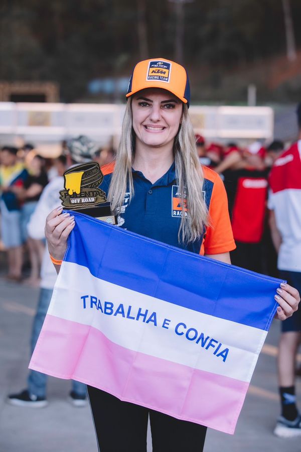 Késsia Tristão com troféu do Polenta Off Road, prova capixaba de esportes radicais