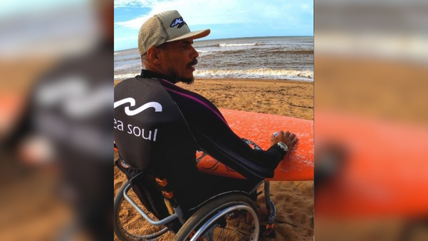 Carlos José costuma surfar na Praia de Regência, em Linhares