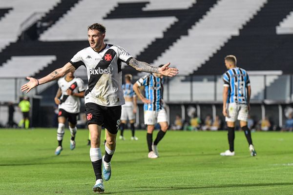 Pablo Vegetti comemora o gol da vitória do Vasco sobre o Grêmio