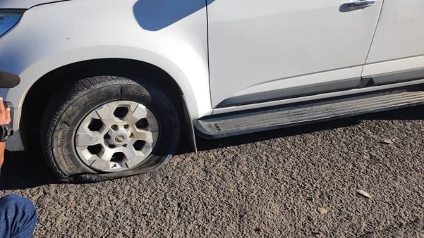 Pneu de caminhonete ficou furado após acidente
